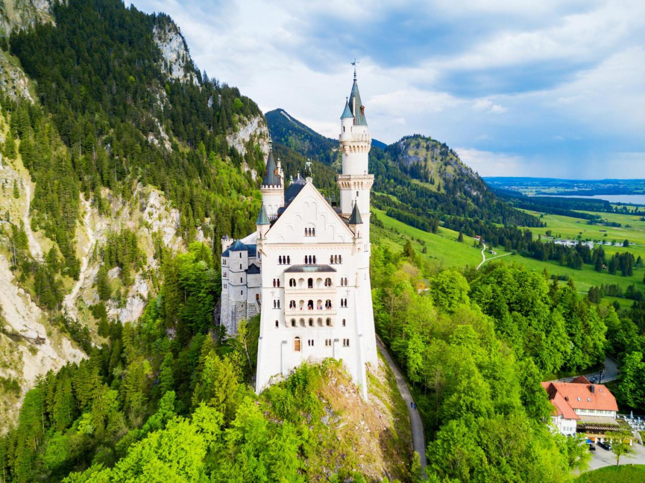 schloss neuschwanstein new swanstone castle aerial view
