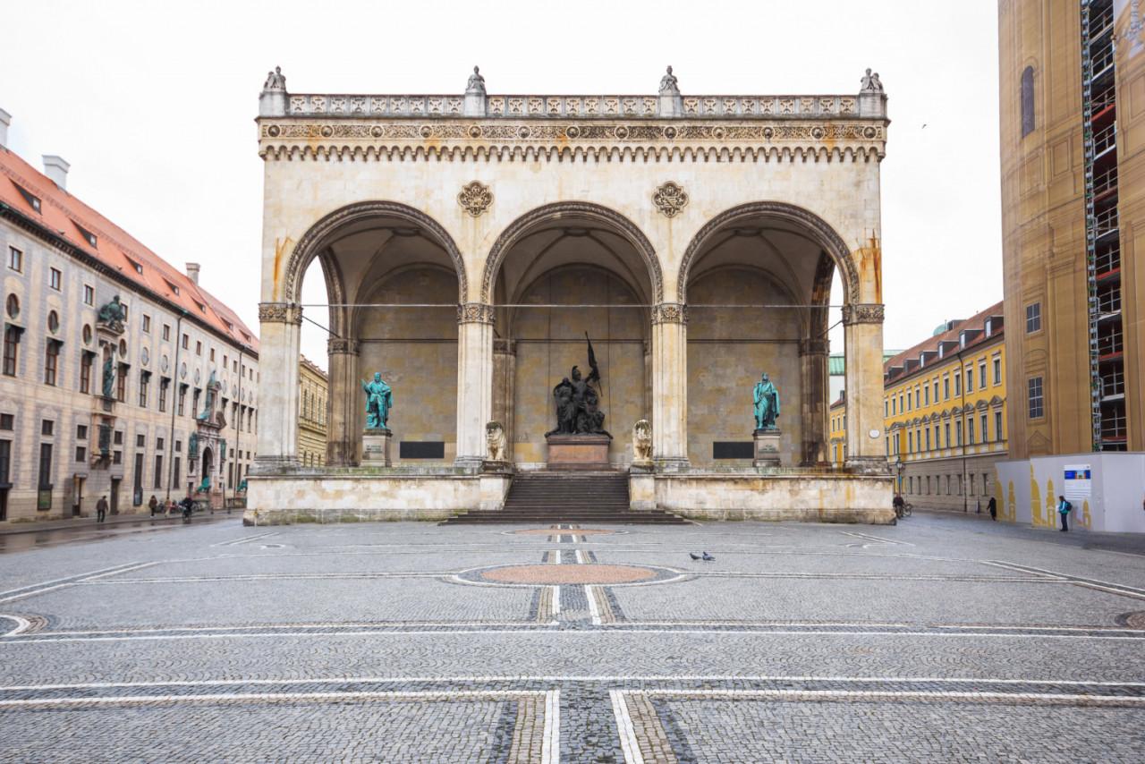 field marshall s hall lion statue front feldherrnhalle odeonsplatz munich